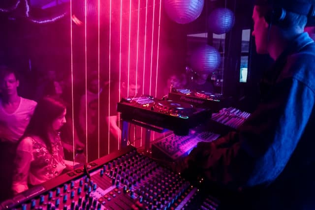 5 Redenen waarom een DJ inhuren voor een bedrijfsfeest een goed idee is