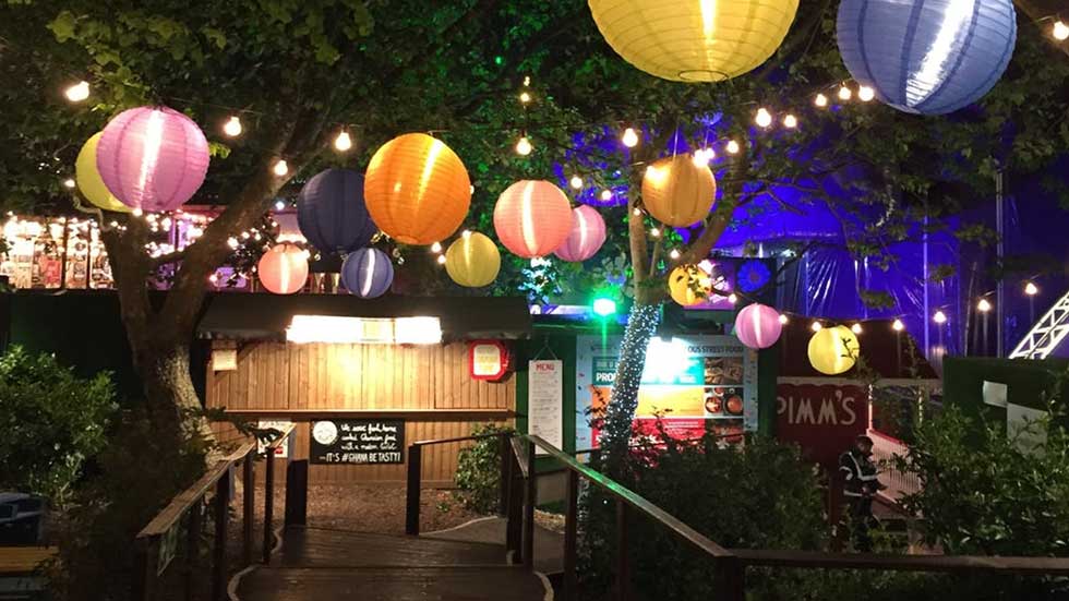 Zanger boeken voor een zakelijk jubileum