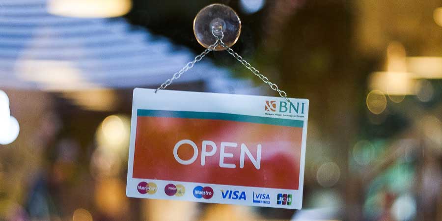 Zanger boeken voor een bedrijfsopening