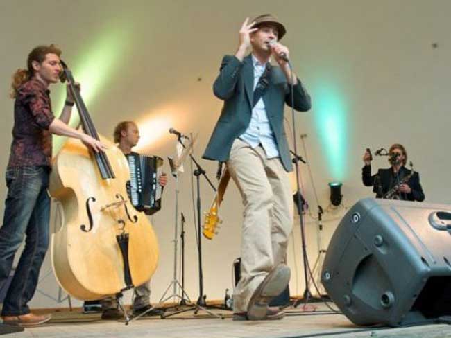 Feestband "Alfon Oekie"