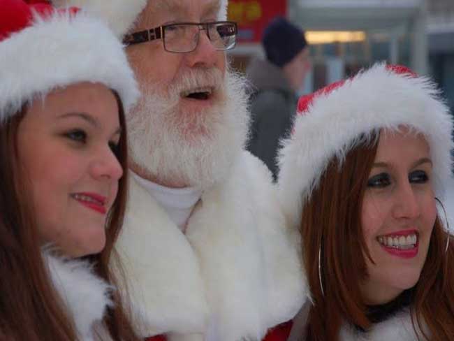De rondlopende kerstman en kerstvrouw