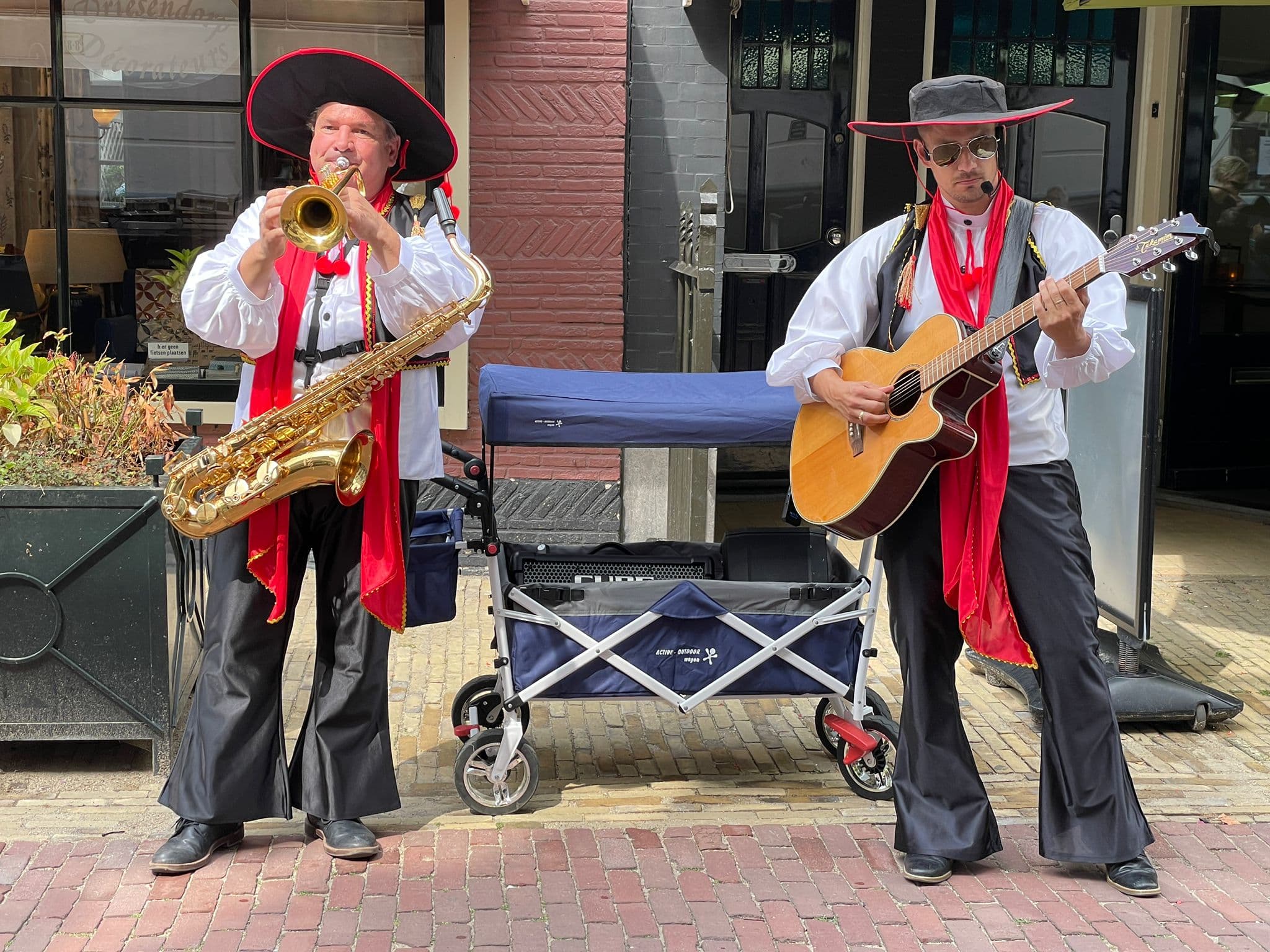 Iedere set een ander ‘Thema’ met bijbehorend kledij en repertoire.