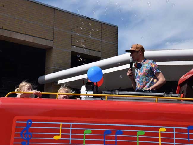 DJ Toet En De Wielen Van De Bus