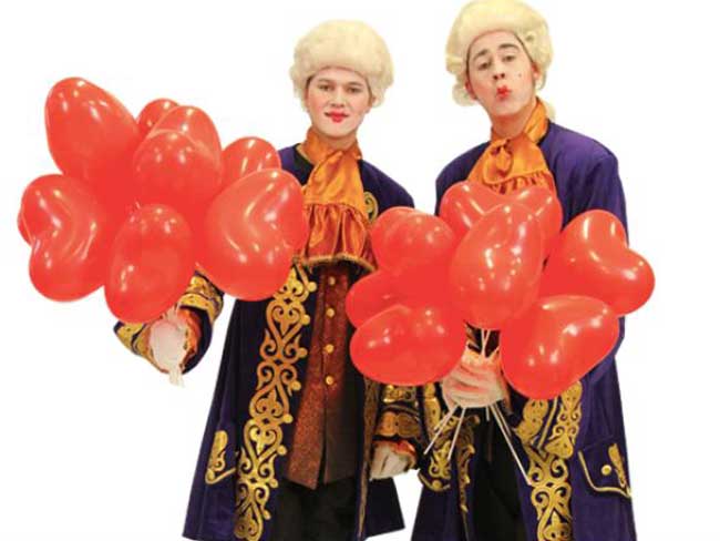 Lakeien met hartjesballonnen