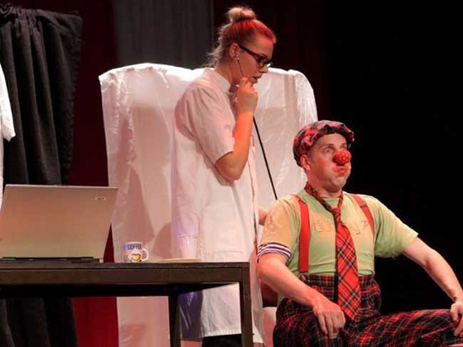 Komt een clown bij de dokter