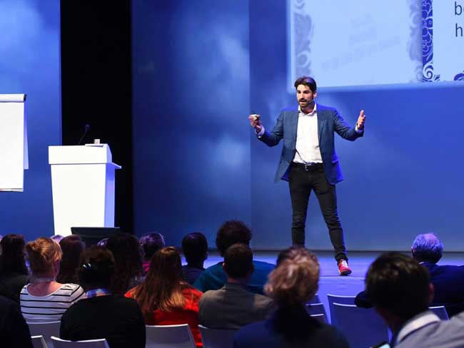 Mr. Red Sneakers - Presentator Gerrit Heijkoop