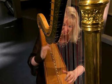 Regina Ederveen harpiste met gouden harp