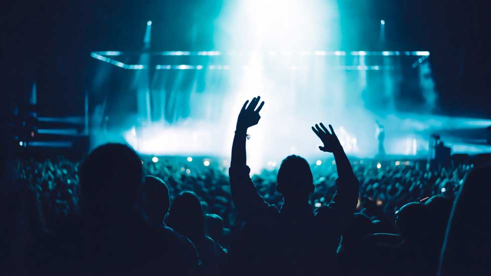 Zanger boeken voor een festival