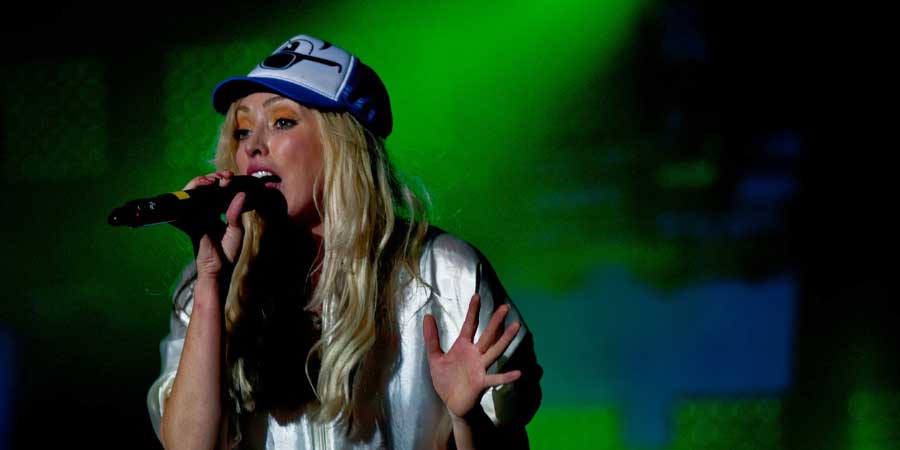 Zangeres boeken voor een sportevenement