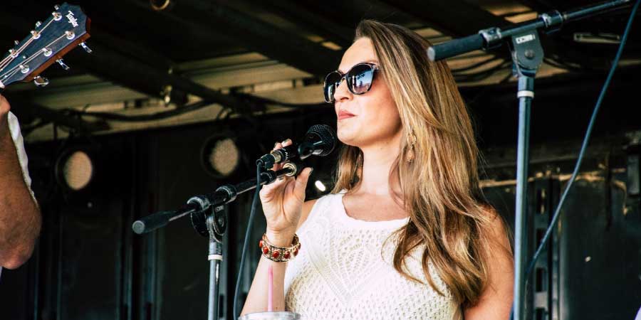 Zangeres boeken voor een festival